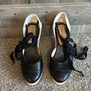 Mint & Rose Made in Spain Black and Tan Rounded Closed Toe Espadrille Wedge